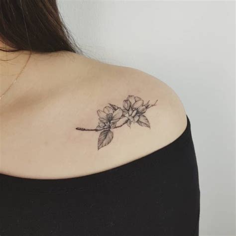 los mejores tatuajes en el pecho para mujeres|Tatuajes de mujer en el pecho